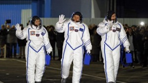 МКС посрещна трима нови астронавти СНИМКИ ВИДЕО