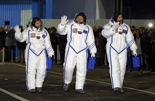МКС посрещна трима нови астронавти (СНИМКИ/ВИДЕО)