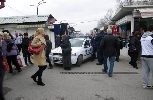 Димитровградският пазар работи под охрана. Търговци излязоха на спонтанен протест