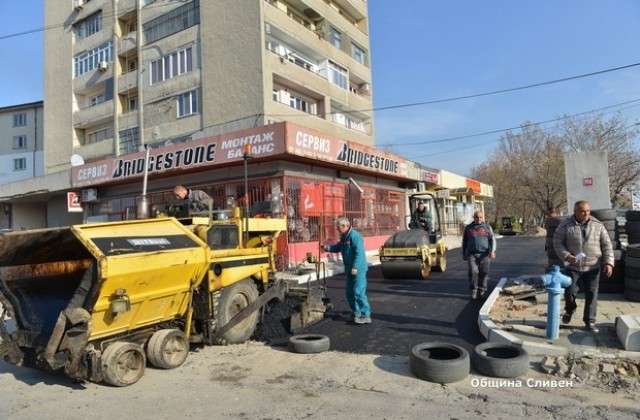 Продължава асфалтирането на улици в Сливен