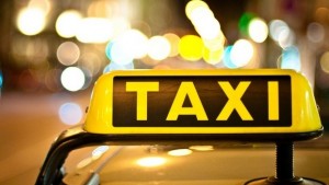 Таксиметров водач уцели двама пешеходци