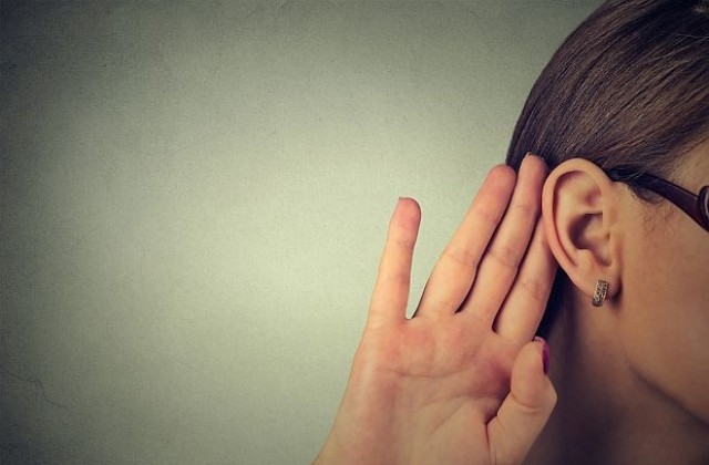 Разкриха защо някои хора имат дупчица в горния край на ухото