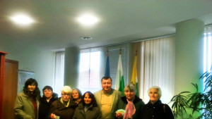 Флашмоб за Деня на поздрава направиха в Павликени