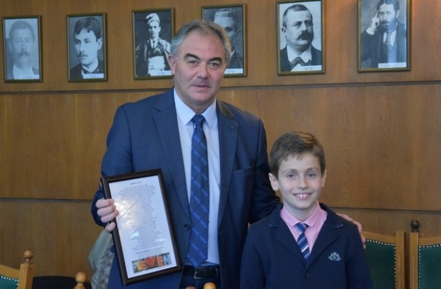 Специален подарък получи кметът на Плевен от 10-годишния Виктор