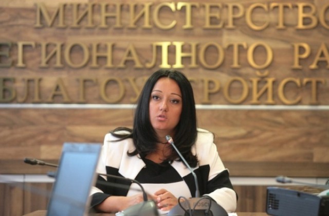 Лиляна Павлова спира временно сключването на нови договори за саниране