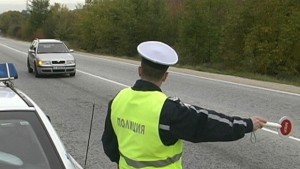 Полицаи отказаха подкуп от шофьор без книжка той отива на