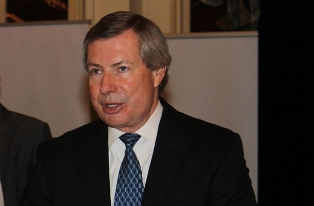 Бившият посланик на САЩ в България Джеймс Уорлик започва работа в руска фирма
