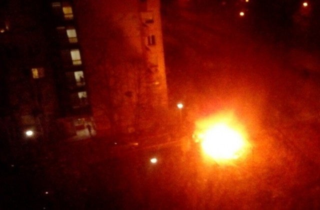 Кола горя тази нощ в Пловдив (СНИМКИ)