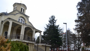 Монтираха ново улично осветление край църквата Възкресение Христово