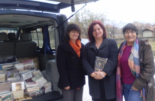Дарение на опожарена библиотека в Мененкьово направиха от читалището в Свищов