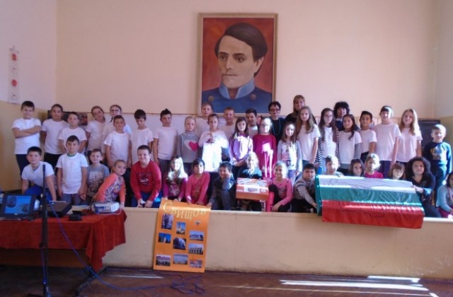 Ученици от Свищов участват в “България в пощенски картички”