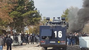 Бунт на бежанците в Харманли лагерът полуразрушен има ранен полицай