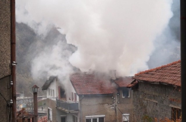 Горя къща в Дупница, няма пострадали