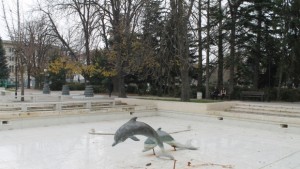 Вандали изпотрошиха делфините в центъра на Търговище