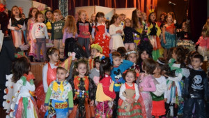 130 деца на ревю с тоалети от рециклирани материали