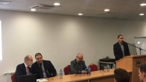 Президентът на Европейската лига Барон Бернар Сноа разговаря с ученици