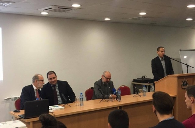 Президентът на Европейската лига Барон Бернар Сноа разговаря с ученици за ЕС