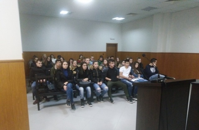Ученици от ПГИМ „Йордан Захариев на гости на Административен съд- Кюстендил