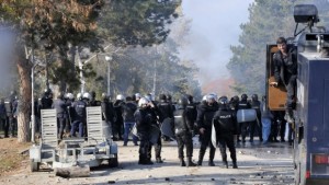 Повдигнаха обвинения на 18 чужденци за безредиците в лагера в
