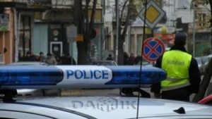 Младежи оставиха кола на трупчета