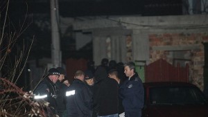 Мъж с въздушна пушка се барикадира в дома си в