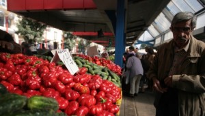 Скача цената на вносните домати и българските краставици