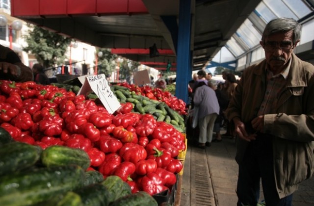 Скача цената на вносните домати и българските краставици