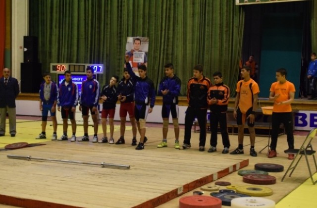 Таня Христова приветства участниците в турнира по вдигане на тежести „Михаил Петров“