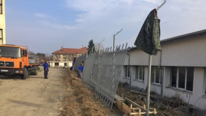 С 3метрова ограда и бодлива тел ограждат харманлийския бежански център