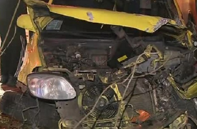 Пътник пострада след челен сблъсък на „Опел“ с автобус, семейство оцеля след преобръщане в пропаст