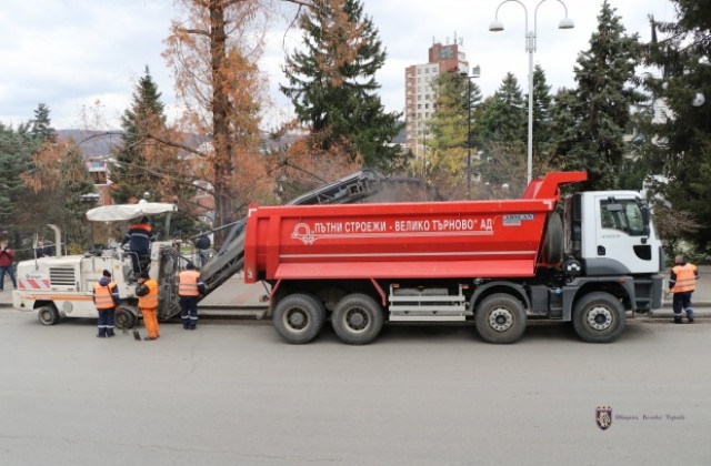 Продължава частичният ремонт на главната улица