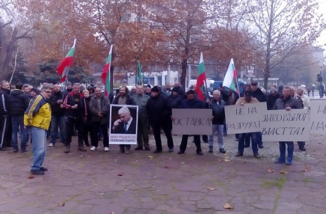 Ловци протестираха пред Областна управа, искат оставката на Здравко Димитров