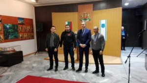 Владимир ВълевПитбула с почетен знак на кмета с лента