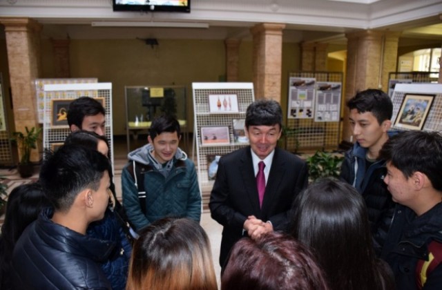 Посланикът на Казахстан откри изложба в Русенския университет