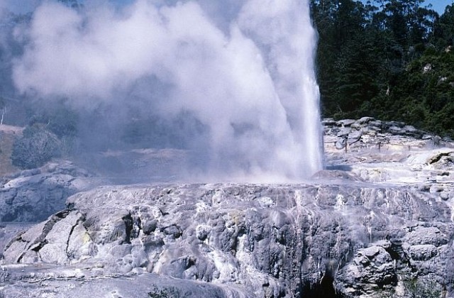Зрелищен гейзер изригна от новозеландско езеро (ВИДЕО)