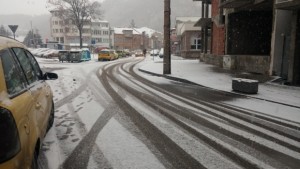 Снежна Дупница пътищата се почистват