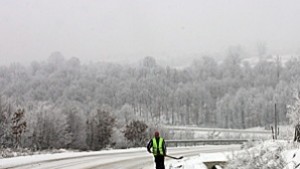 Аварирал ТИР ограничи движението по пътя Ботевград София