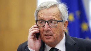 Вдигат заплатите на еврочиновници със задна дата