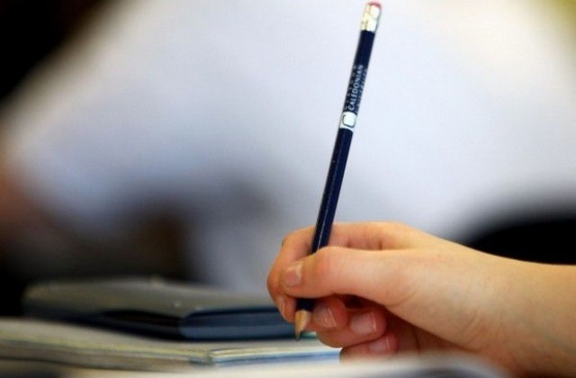 Деветокласници от 11 училища в област Добрич държат изпит по функционална грамотност