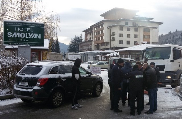 Имотен спор между собственици на хотел докара полиция и сеирджии (СНИМКИ)