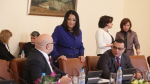 Кабинетът осигури ресурс за сключени вече договори за саниране