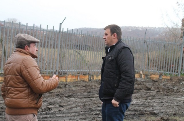 Областният инспектира строежа на оградата в РПЦ-Харманли