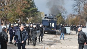 Награждават 294 полицаи потушавали размириците в харманлийския лагер