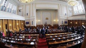 След скандали депутатите решиха Минималната пенсия се вдига с 4