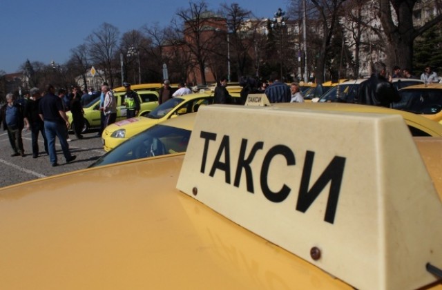 Отново спорове за минималните тарифи  на такситата, засега остават старите