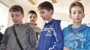 Студенти показаха на ученици как се рисува с микроорганизми