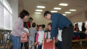 Деца от Свищов се докоснаха до музикални инструменти в специален