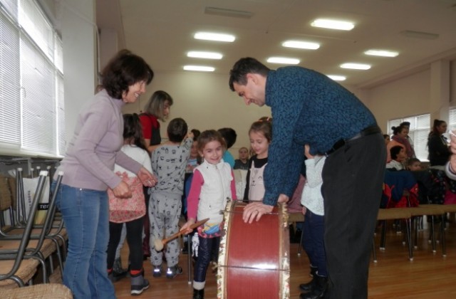 Деца от Свищов се докоснаха до музикални инструменти в специален урок