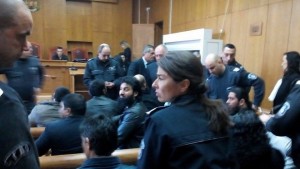 Свидетел 005 Знаме с надпис Държавата е халифат се веело