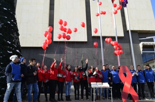 50 балона полетяха в небето над Велико Търново по случай Световния ден за борба с ХИВ/СПИН